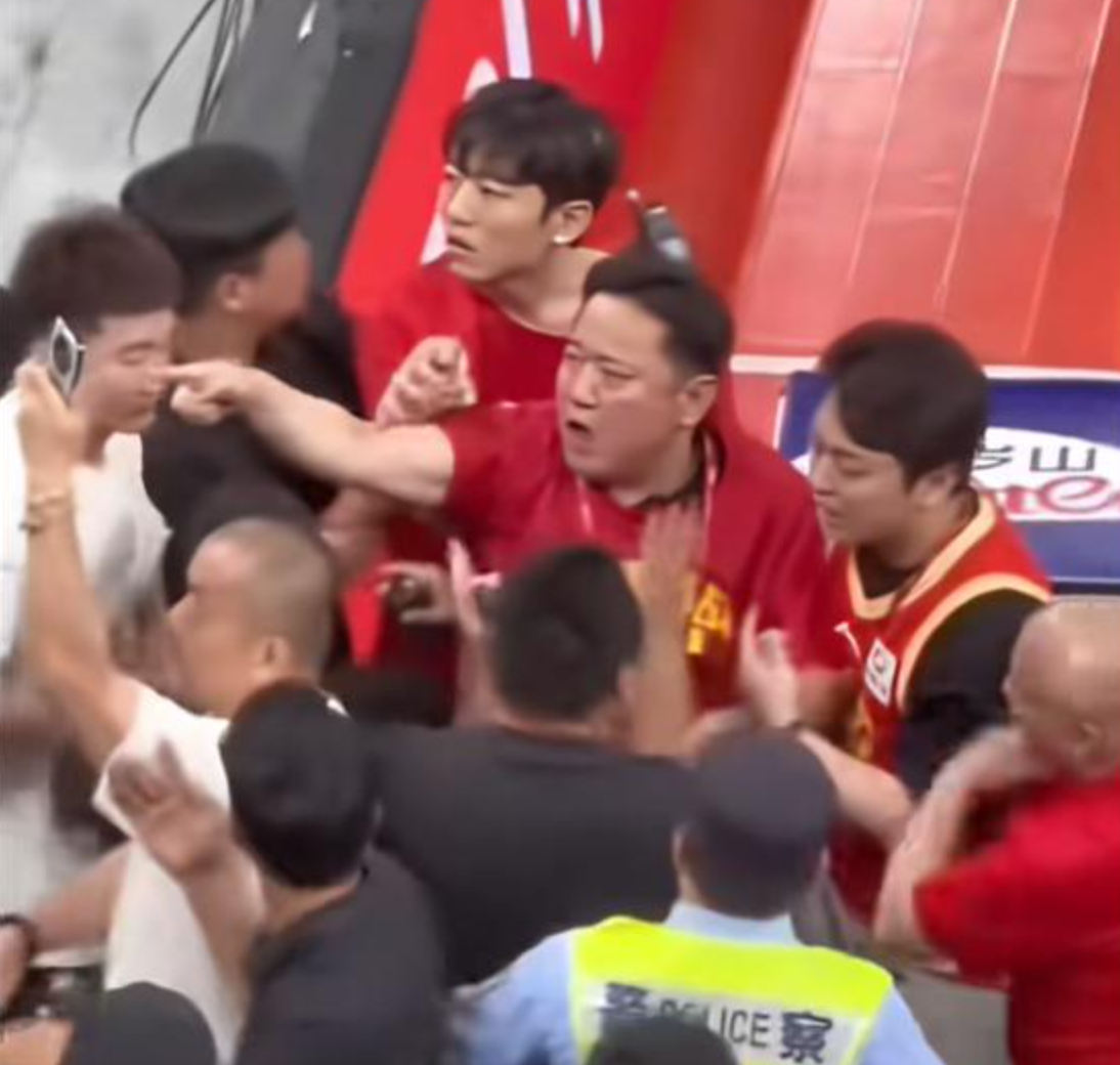 痛失好局,瑞士主帅雅金在球队被卡塔尔绝平后怒摔水瓶