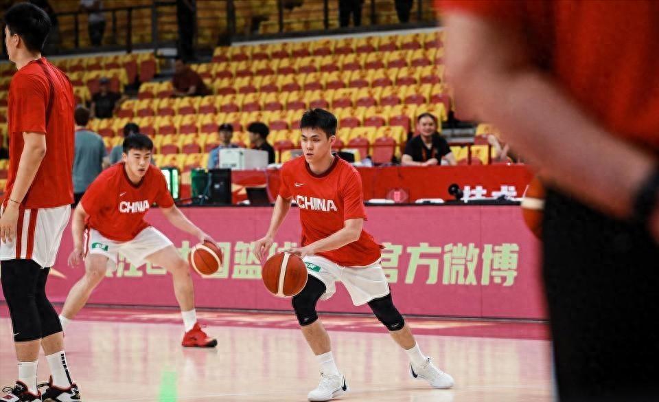 郑钦文逆转萨卡里终结连败，心态蜕变守住草地首胜