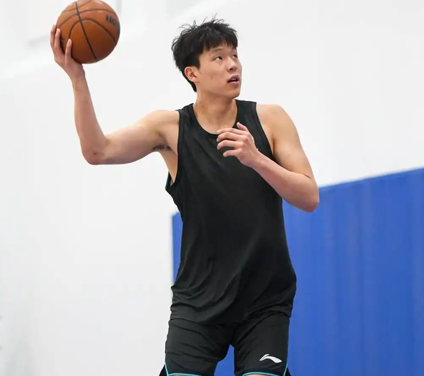 记者：费内巴切仍在和曼城谈阿克转会费，预计700万+150万镑