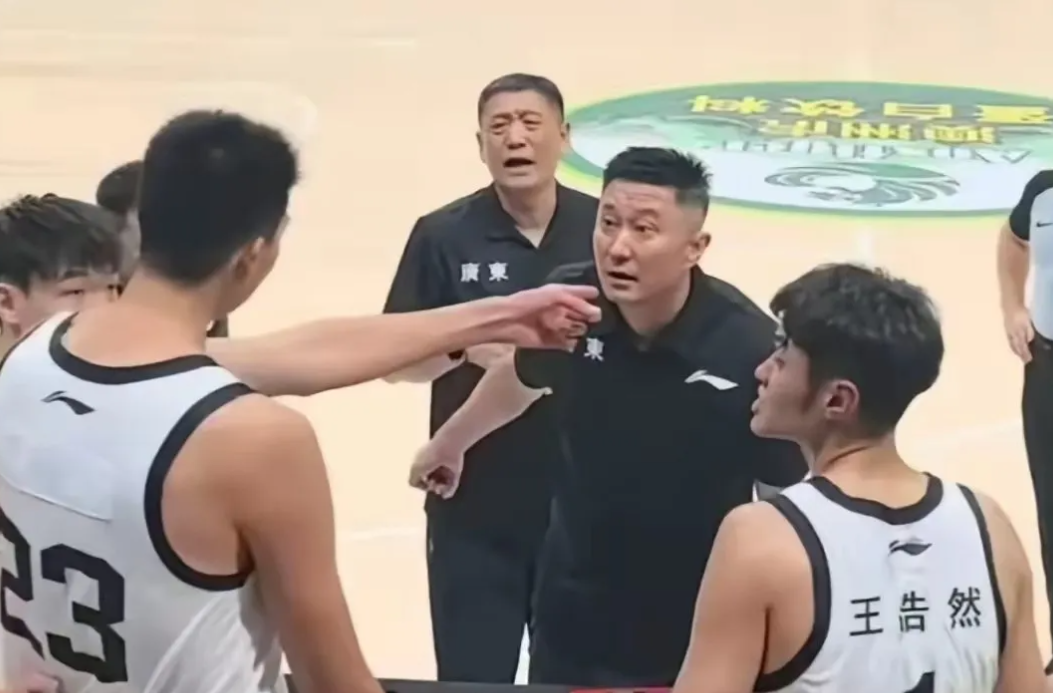 华体会体育-李月汝4板1助佩奇10份5板7助 飞翼大胜王牌