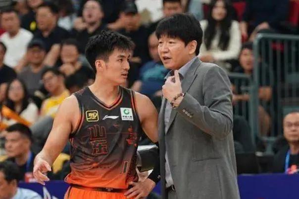 华体会体育-马刺丢冠3将身价暴跌！文班亚马打不了关键球，福克斯打成卧底！
