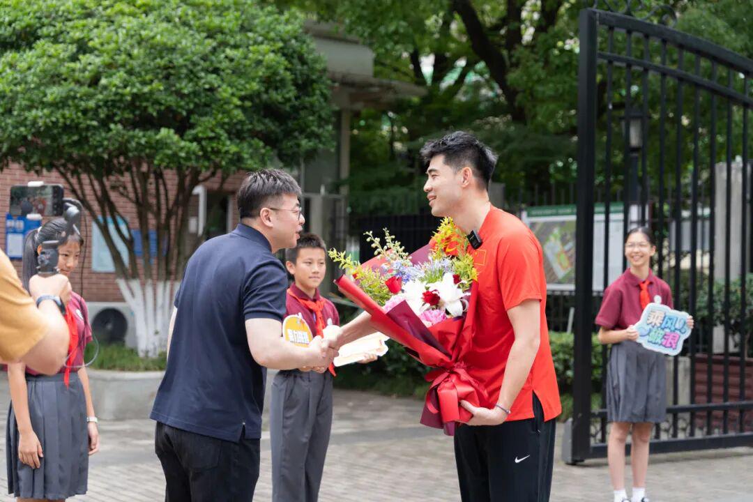 至于吗?马刺老板儿子社媒评论,提醒福克斯妻子即将卷铺盖走人