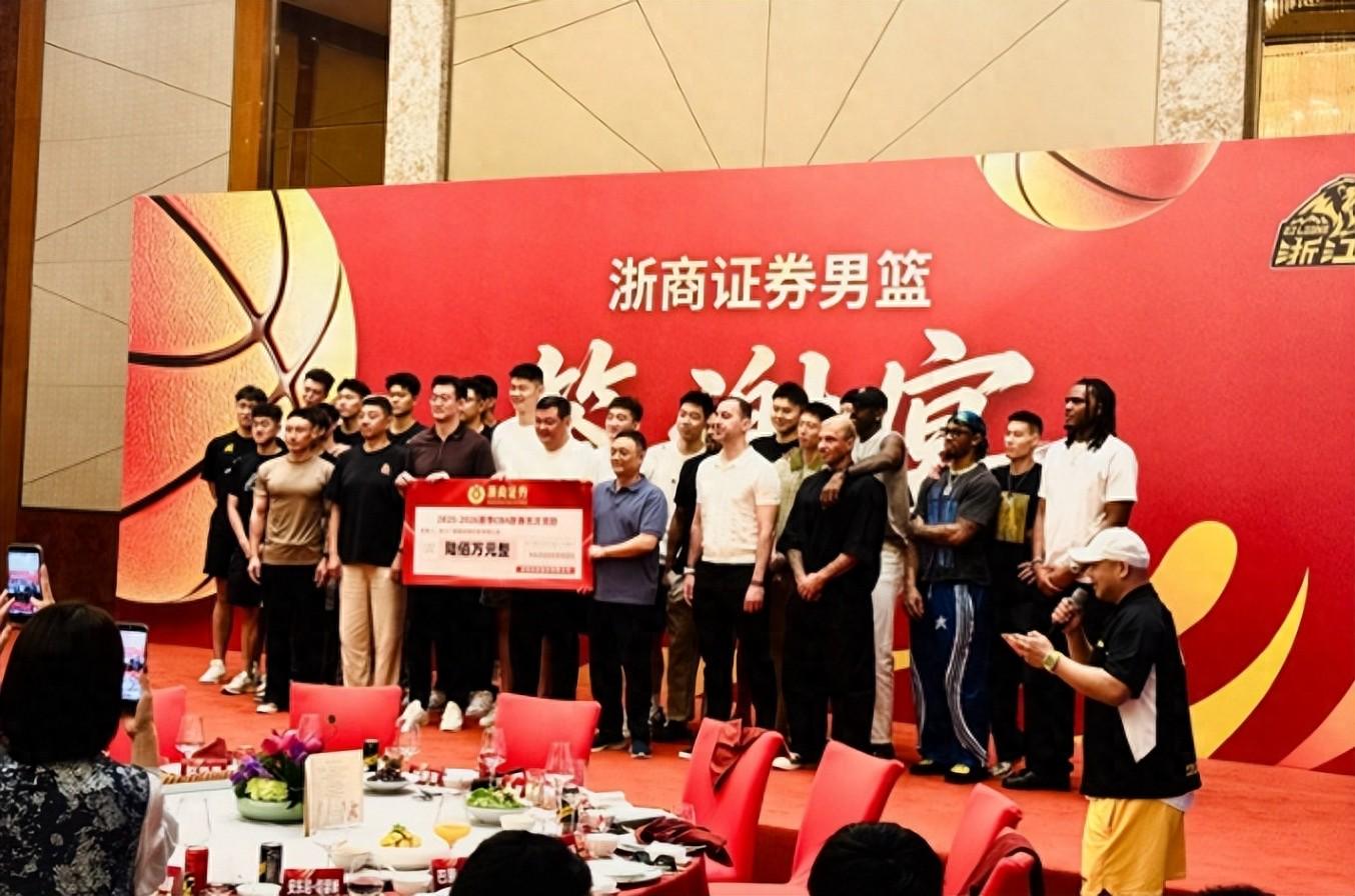 纽约出身邓恩盼尼克斯夺冠
