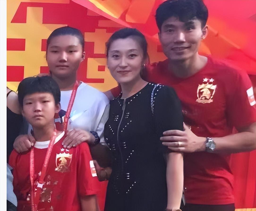 华体会体育-5.81亿!詹姆斯又被低估!湖人要续约两名球员了...
