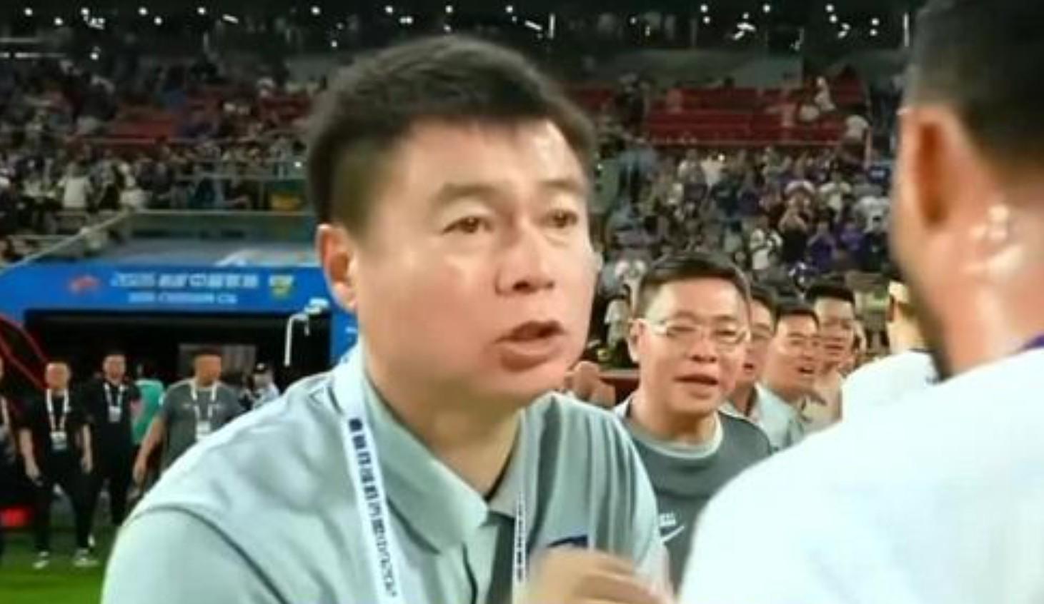 领先16分果然白费!马刺又遭逆转,文班空砍两双留憾,尼克斯登顶