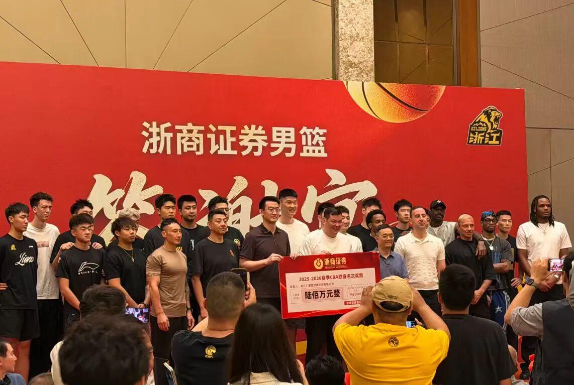 NBA官方晒总冠军定妆照:尼克斯17人出镜 索汉和杰米森没拍上?