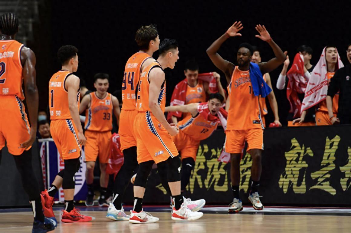 4年1.78亿!抢疯了!湖人头痛,冠军中锋还要吗?