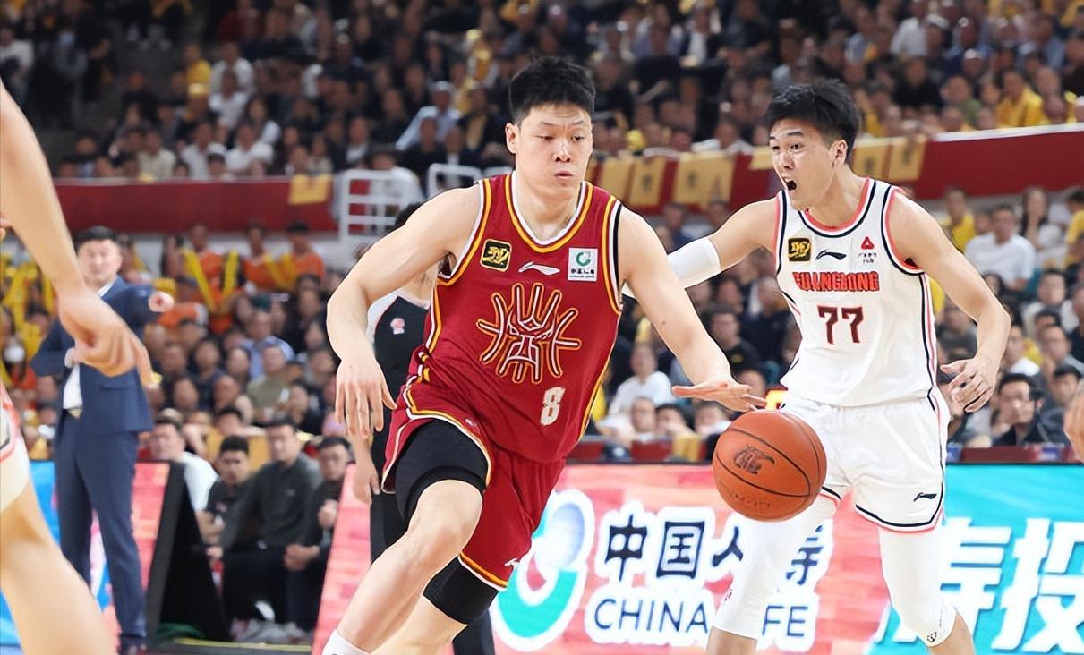 NBA球员齐聚青训营:朗多传授球商,欧文膝伤后首秀状态良好