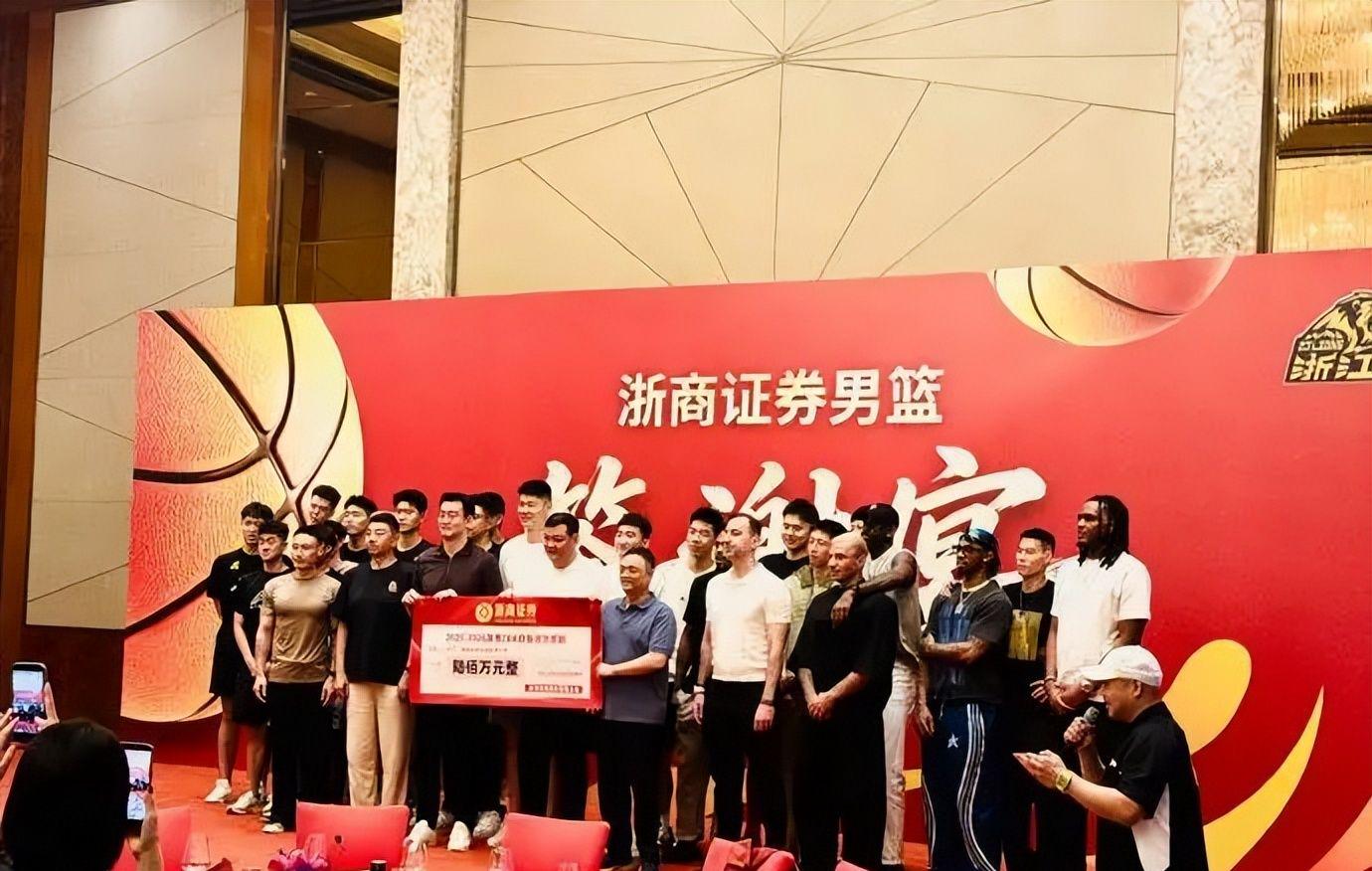 曼晚：加斯科因当年为钱拒曼联选热刺结果后悔终身，M费要注意了