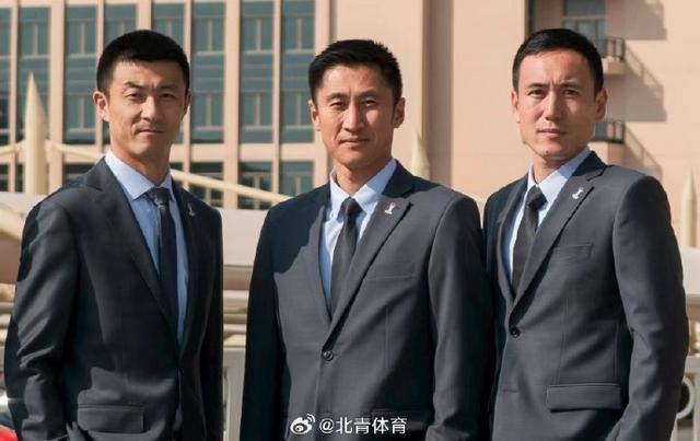 饿了?拉门斯被拍到在比利时替补席啃苹果
