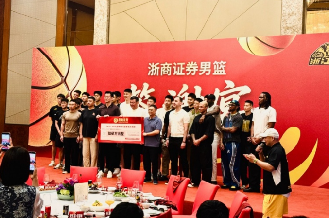 曼晚：加斯科因当年为钱拒曼联选热刺结果后悔终身，M费要注意了